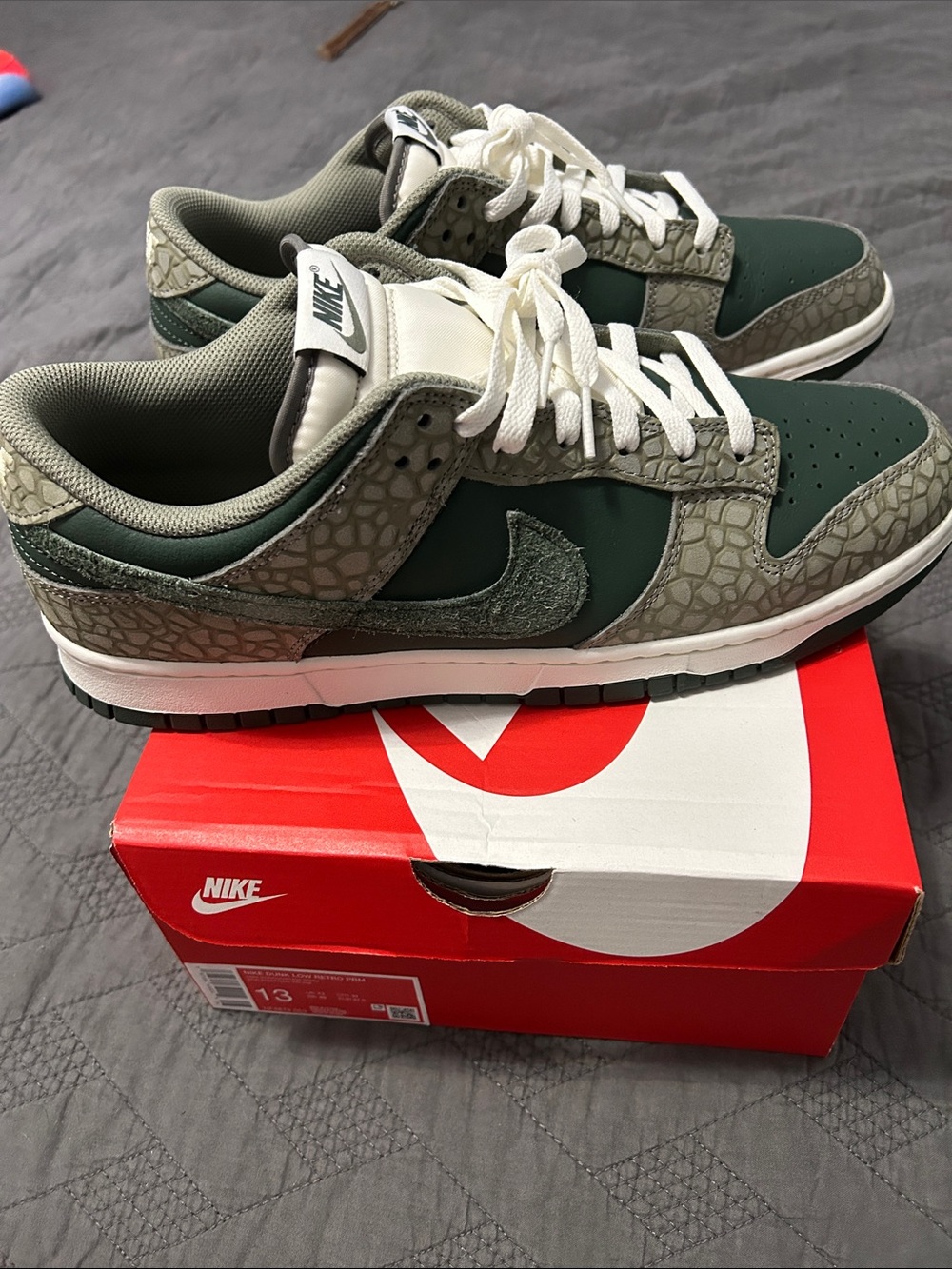 Nike Men’s Low Retro Prm - Low-Top Sneakers in Dark Green and Olive- size 13